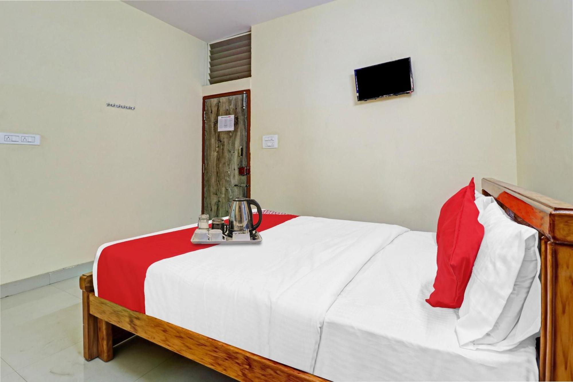 Hotel O Lakshmi Sri Deluxe Boarding & Lodgeing Kumbalgod Eksteriør billede