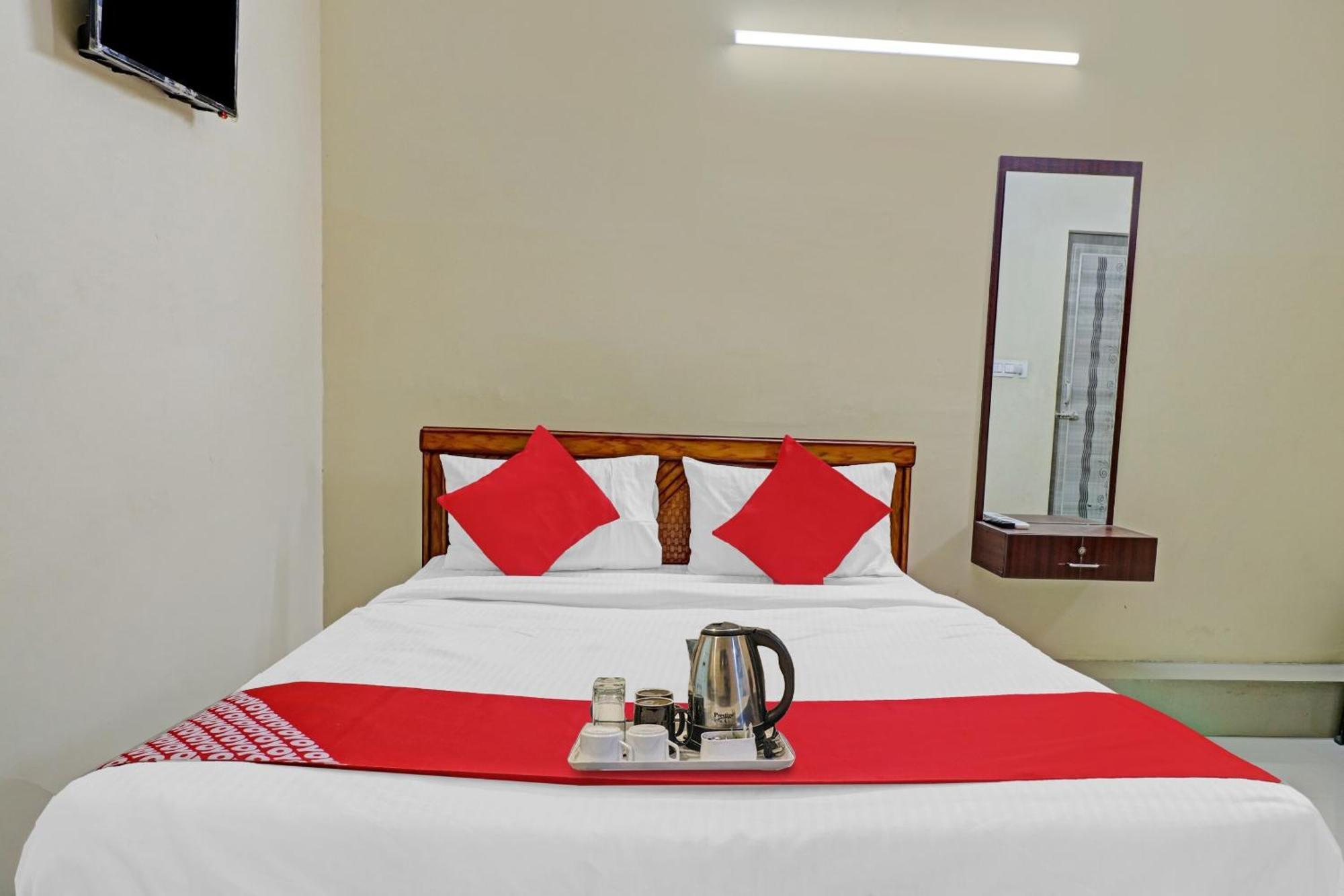 Hotel O Lakshmi Sri Deluxe Boarding & Lodgeing Kumbalgod Eksteriør billede