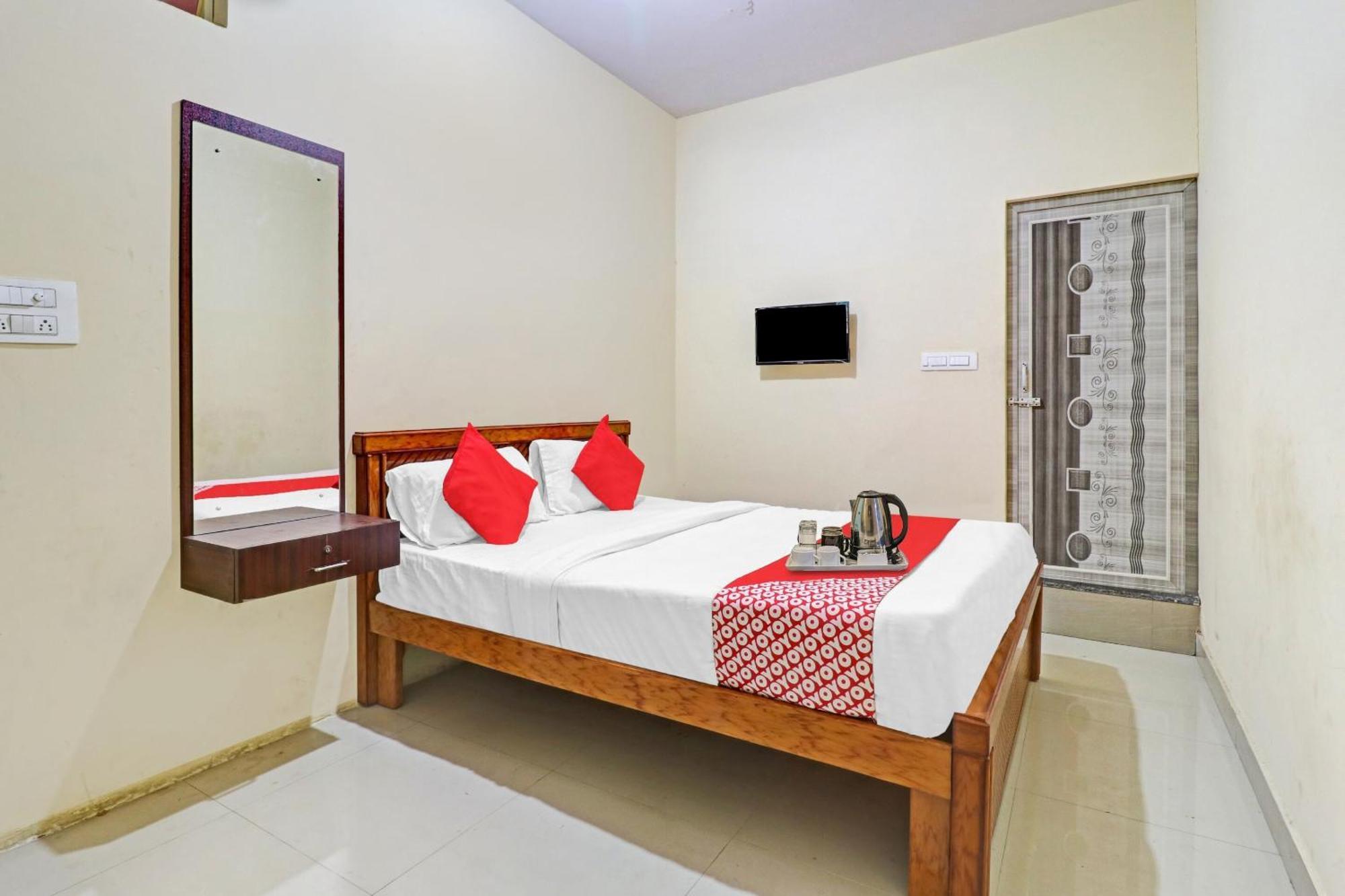 Hotel O Lakshmi Sri Deluxe Boarding & Lodgeing Kumbalgod Eksteriør billede