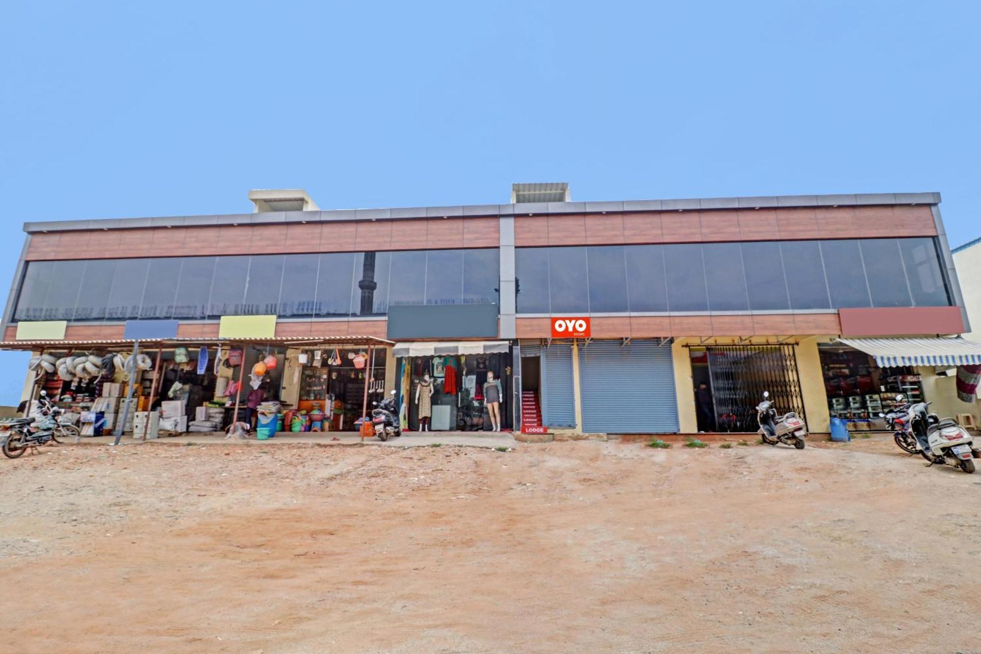 Hotel O Lakshmi Sri Deluxe Boarding & Lodgeing Kumbalgod Eksteriør billede